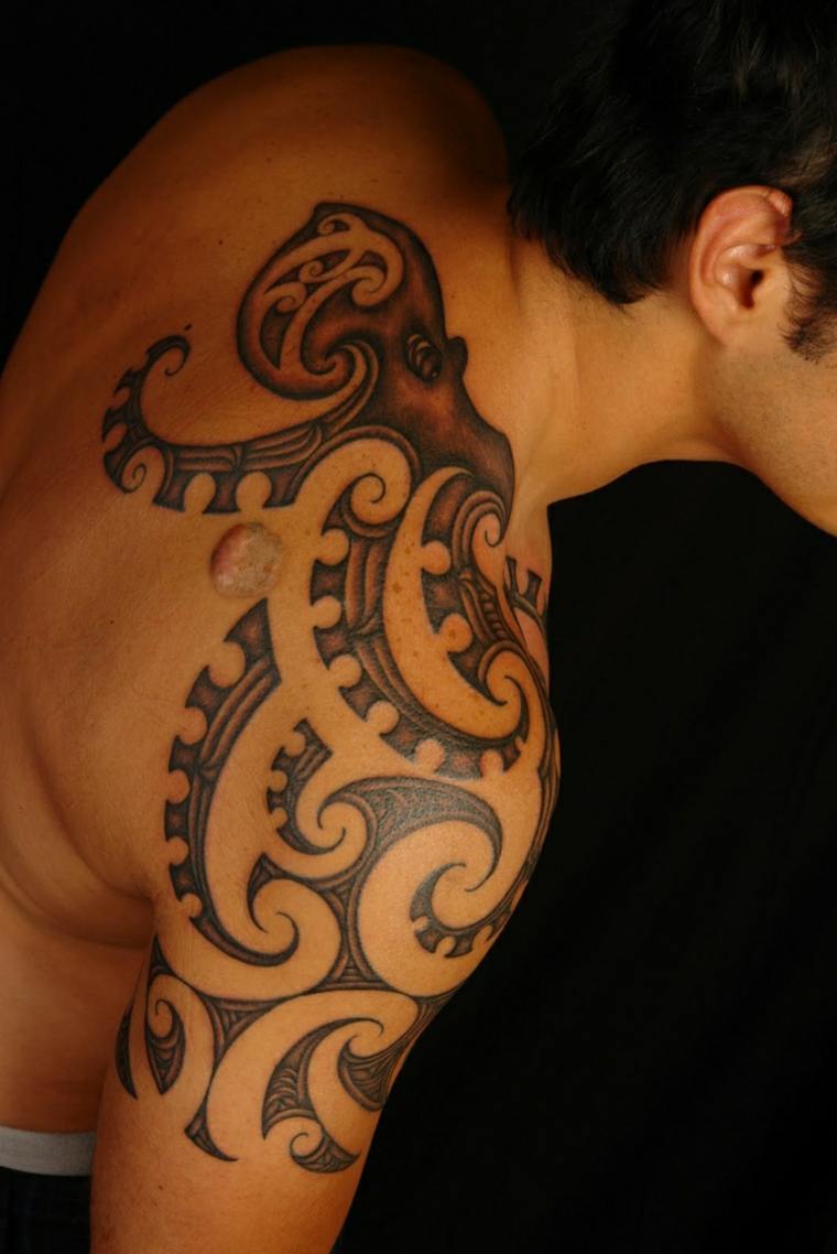 Tatuagens polinésias no ombro 