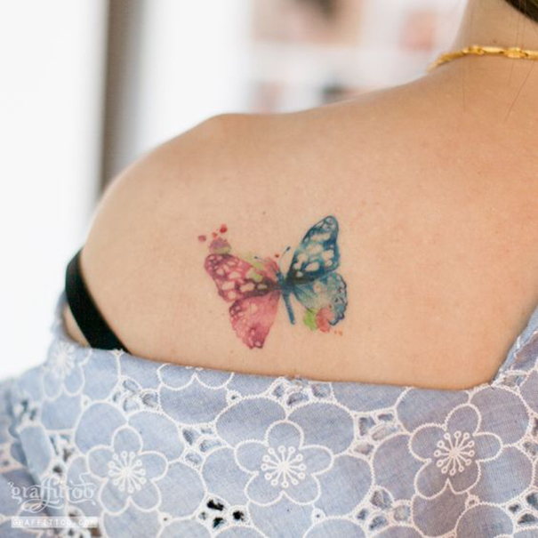 linda tatuagem de borboleta no ombro 