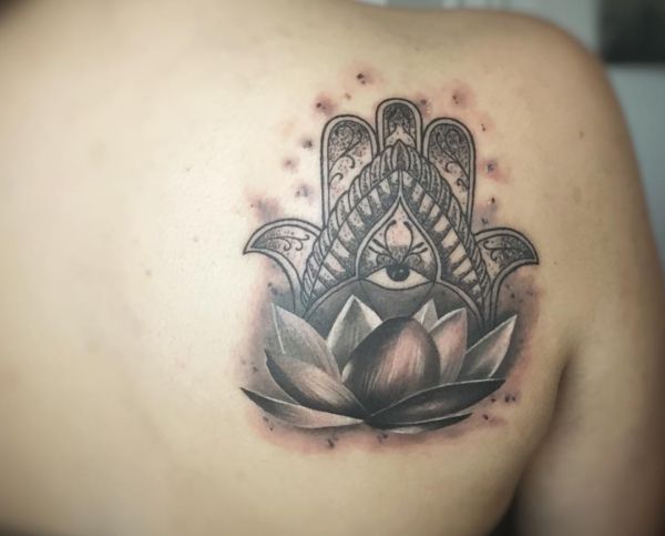 Mão de Hamsa e Lotus Tattoo nas costas 