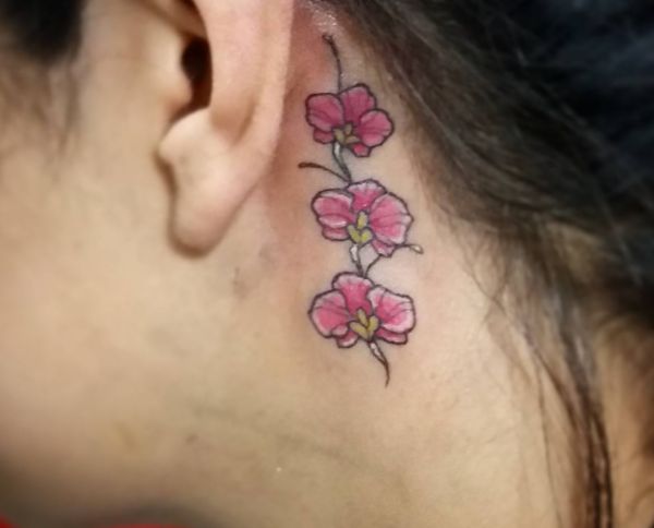 Design de orquídea rosa atrás da orelha 