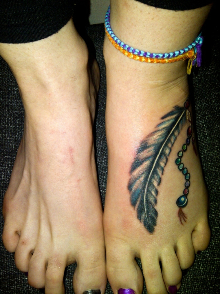 pés de tatuagens de penas 