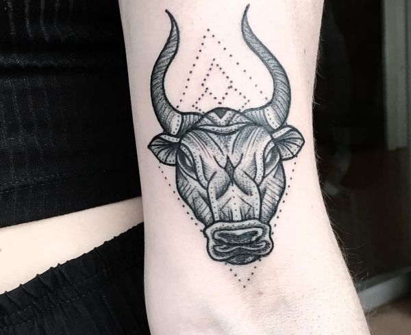 Design de cabeça de touro no braço 