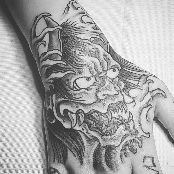 Tatuagem oni máscara japonesa na mão 