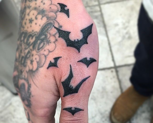 Tatuagem de morcego por lado 