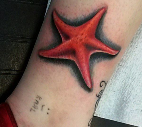 Tatuagem estrela do mar na parte inferior da perna para mulher 