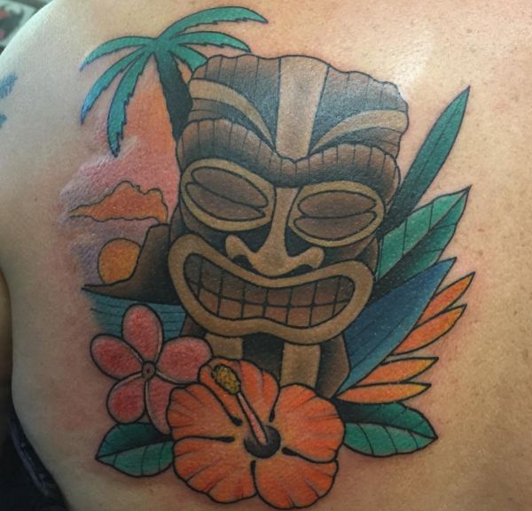 O design de tatuagem de hibisco havaiano nas costas 