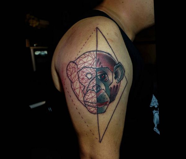 Desenho de tatuagem de cabeça de macaco geométrico no braço 