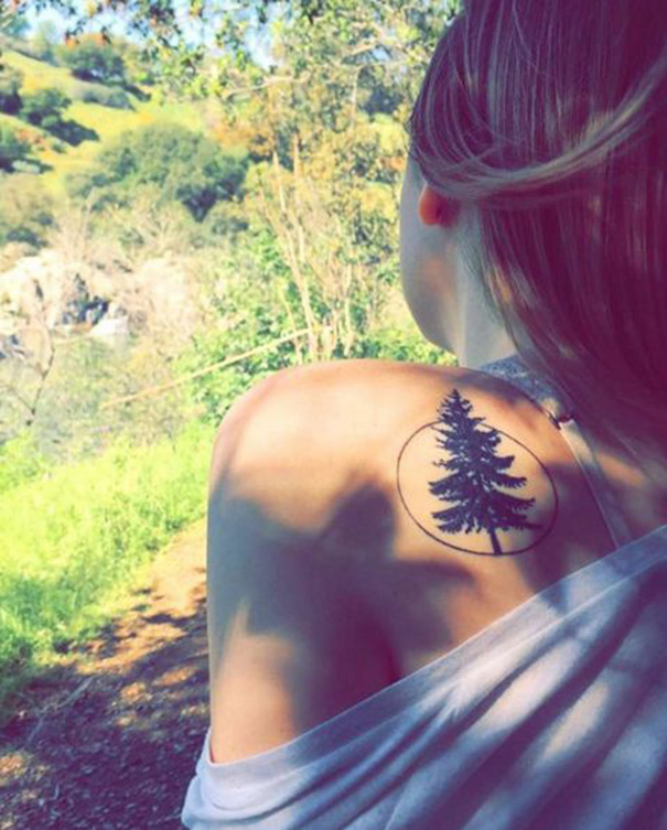 tatuagem de árvore no ombro 