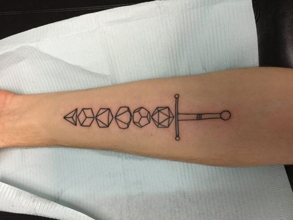 tatuagem de espada abstrata no braço 