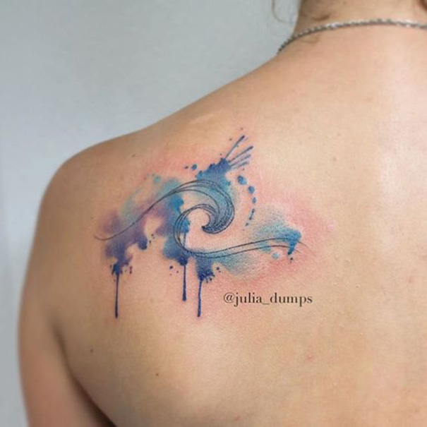 tatuagem de onda no ombro 