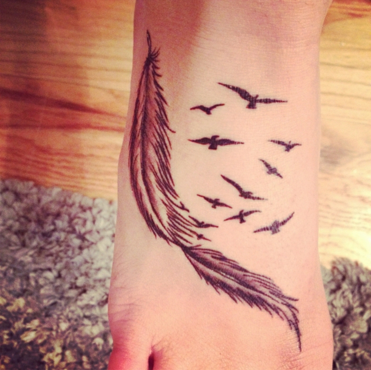 tatuagens de penas de pé 