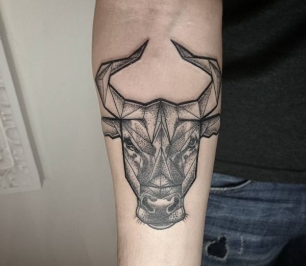 Tatuagem geométrica de touro no antebraço 