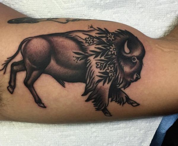 Búfalo com flores Desenho de tatuagem no braço 