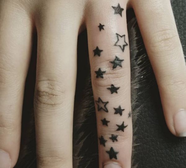 Estrelas tatuagem desenho nos dedos 