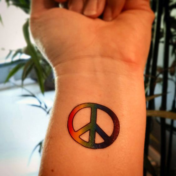 tatuagem de paz no pulso 
