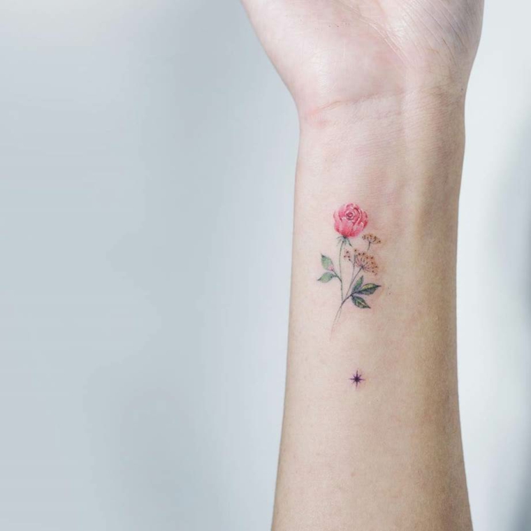 pequenas tatuagens modelo flores vermelhas 