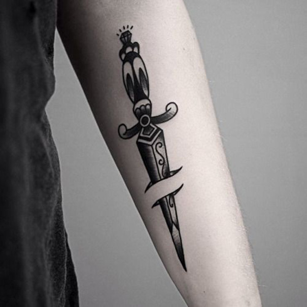espada de tatuagem no braço 