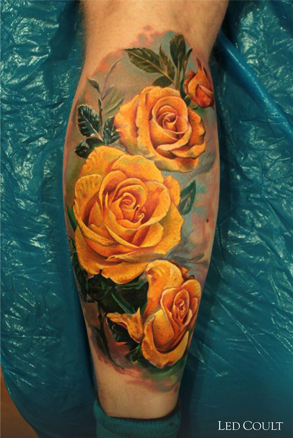 tatuagem de rosas amarelas na perna 