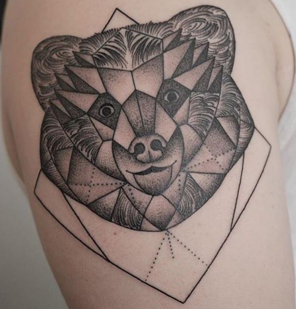 Bear Tattoo Desenho geométrico no braço 