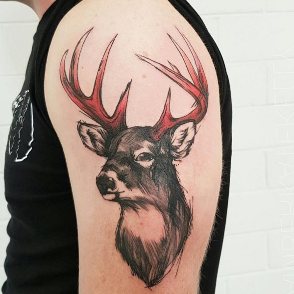 Tatuagem de cervo no braço 