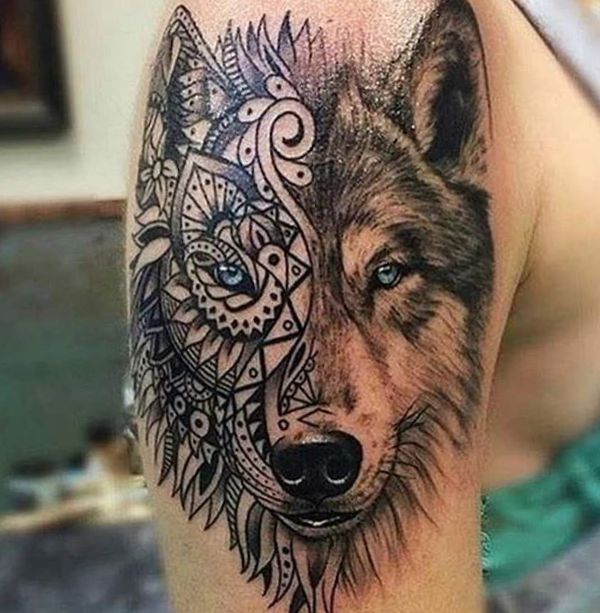 Lobo com desenho de tatuagem de mandala no braço 