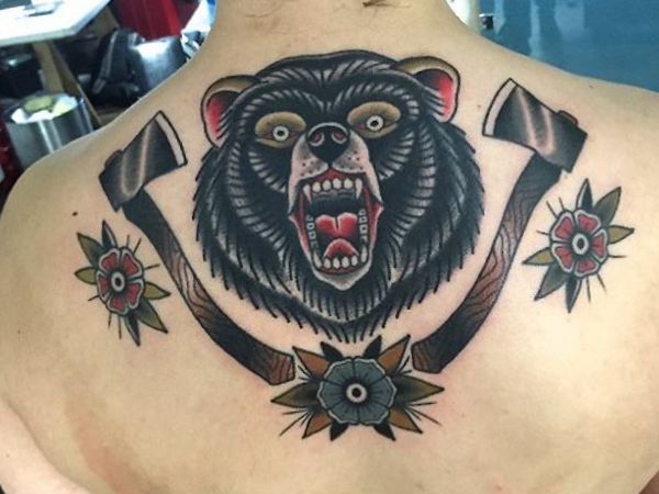 Machado com tatuagem de urso nas costas 