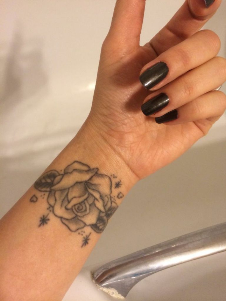 tatuagem de uma rosa no pulso 