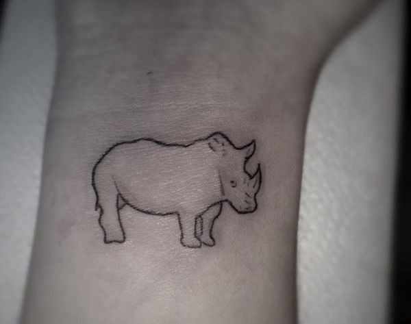 Design de tatuagem pequeno rinoceronte no pulso 
