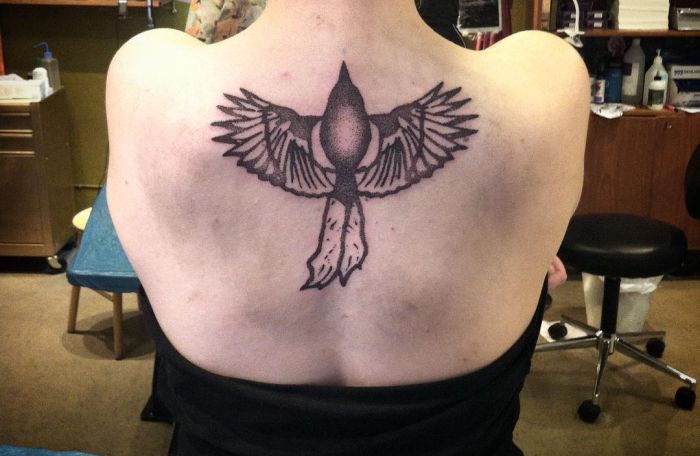 Magpie Tattoo no pescoço para as mulheres 