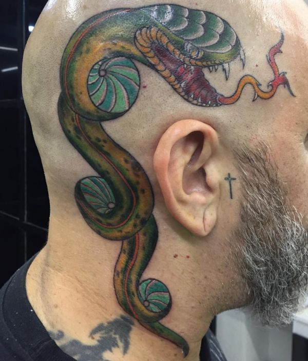 Desenho de tatuagem de cobra japonesa na cabeça 