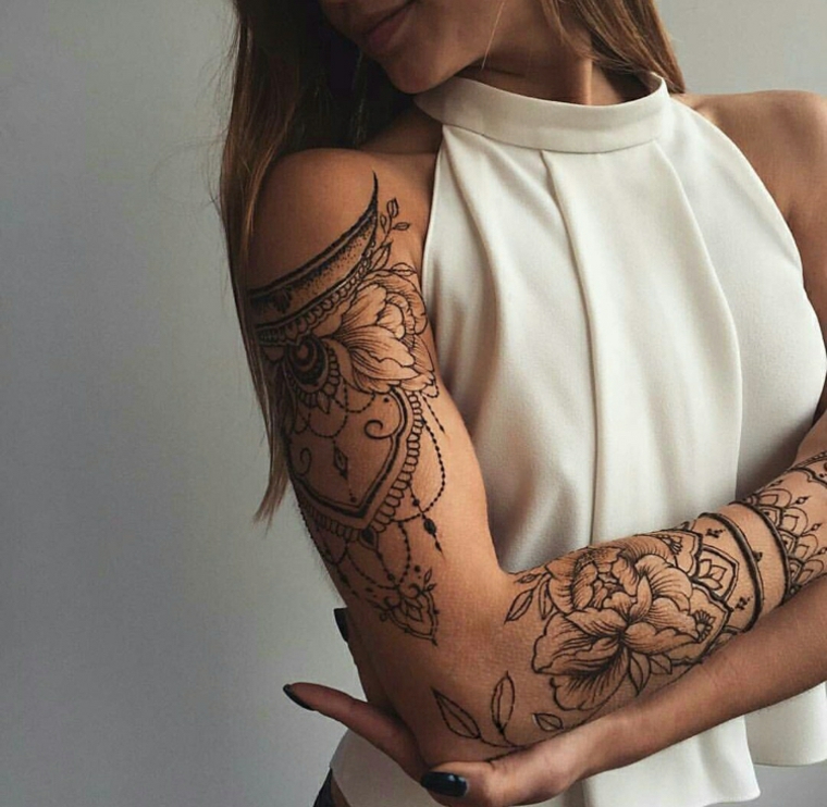 braços de tatuagens de henna 
