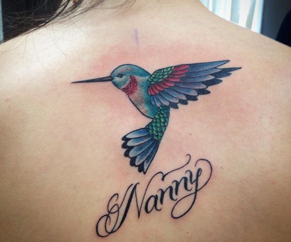 Tatuagem de beija-flor com nome nas costas para as mulheres 