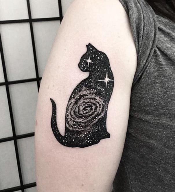 tatuagem de gato preto no pulso 