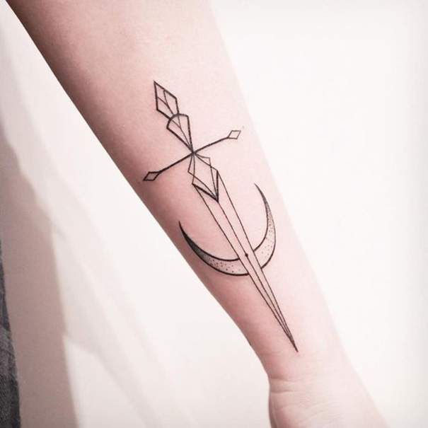 desenho de tatuagem de espada 