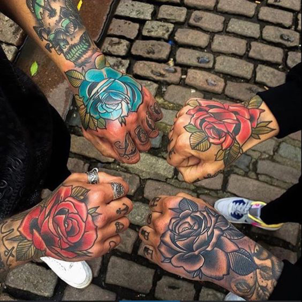 tatuagem de rosa azul na mão 