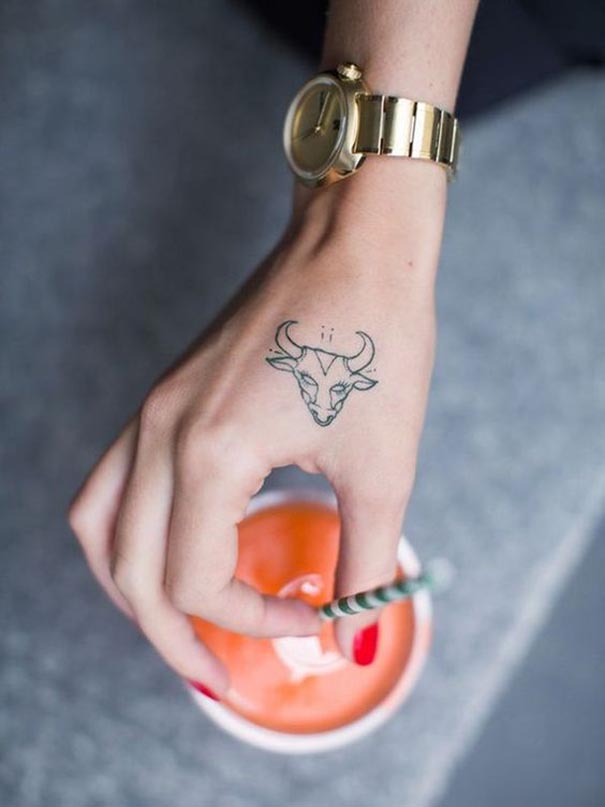 taurus zodiac tattoo na mão 