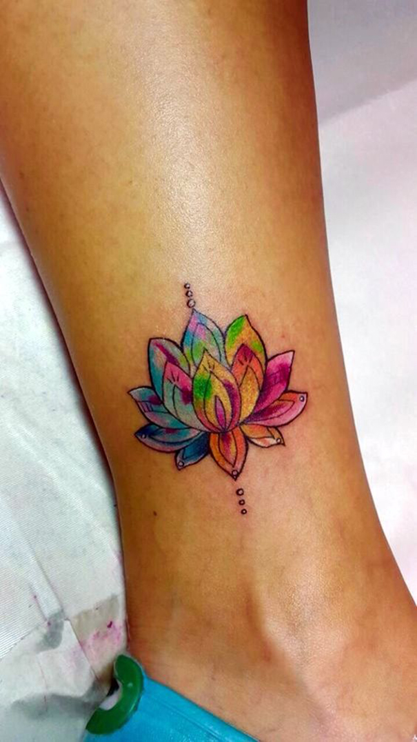 tatuagem de flor de lótus a pé 