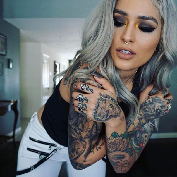 tatuagem de mulheres no braço