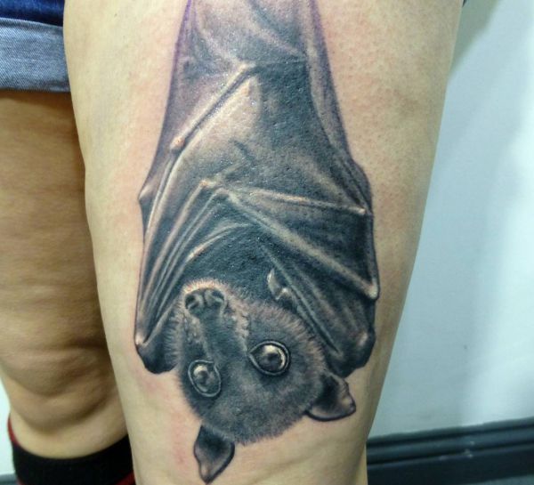 Tatuagem de morcego realista na coxa 
