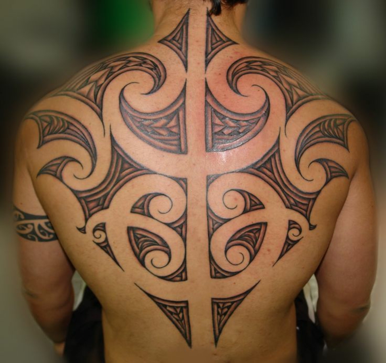 Tatuagem Maori de volta 