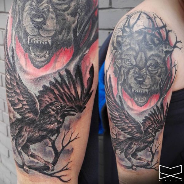Tatuagem de lobo e corvo no braço 