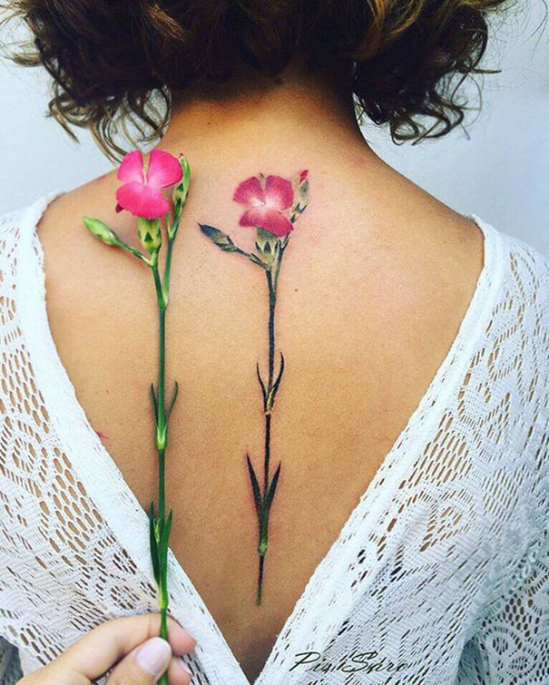 Tatuagem de peônia nas costas 