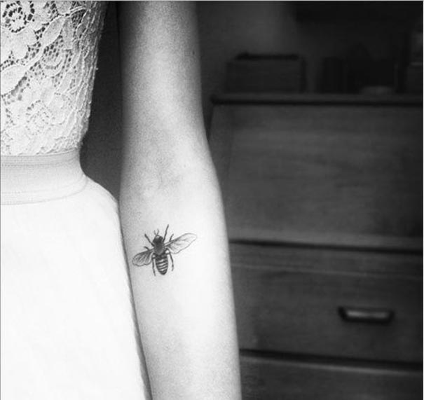 tatuagens de braço para mulheres: abelha 