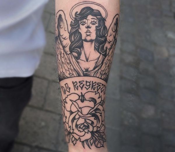 Anjo com desenho de Rosa no antebraço