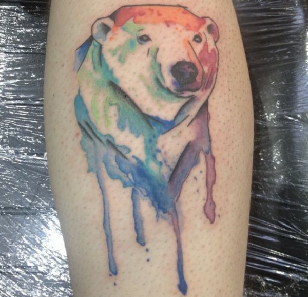 Desenho de tatuagem de urso polar aquarela na parte inferior da perna 