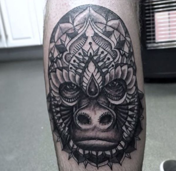 Mandala gorilla head design na perna 