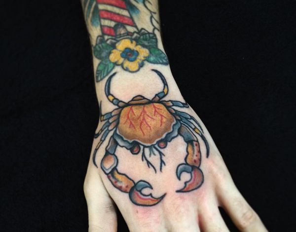 Caranguejo de tatuagem na mão 