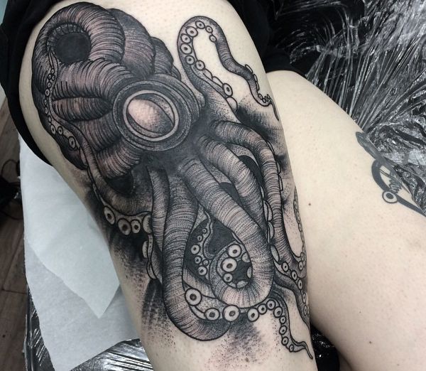 Tatuagem Kraken na coxa 