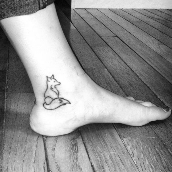 tatuagem de raposa a pé 