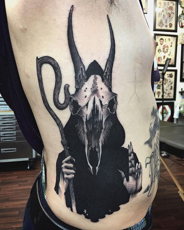 tatuagem de demônio na costela 
